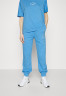 Tommy Hilfiger RELAXED GRAPHIC PANT Tracksuit bottoms hydrangea blue RELAXED GRAPHIC PANT Спортивные штаны гортензия синяя