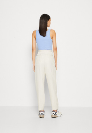 Tommy Hilfiger TAPERED PANT Trousers weathered white ЗАЖИМНЫЕ БРЮКИ Брюки выветрившийся белый