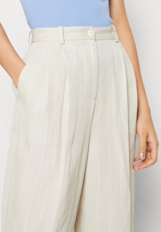 Tommy Hilfiger TAPERED PANT Trousers weathered white ЗАЖИМНЫЕ БРЮКИ Брюки выветрившийся белый