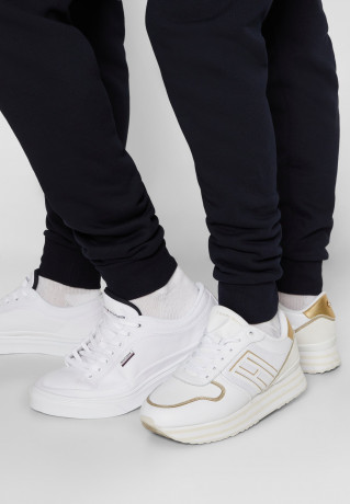 Tommy Hilfiger ROUNDALL GRAPHIC SWEATPANT UNISEX Tracksuit bottoms desert sky СПОРТИВНЫЕ БРЮКИ ROUNDALL GRAPHIC UNISEX Спортивные штаны небо пустыни