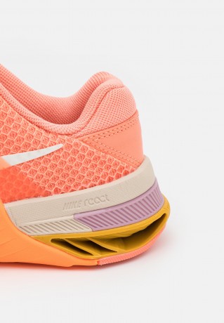 Nike Performance METCON 7 Sneaker low crimson bliss/sail/total orange/pearl white/goldtone/plum fog METCON 7 кроссовки женские низкие crimson bliss/парус/total оранжевый/жемчужно-белый/золотистый/сливовый туман