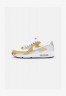 Nike Sportswear AIR MAX 90 SE Sneaker low white/metallic gold/metallic silver/black/habanero red AIR MAX 90 SE Низкие кроссовки женские белый/золотой металлик/серебристый металлик/черный/красный хабанеро
