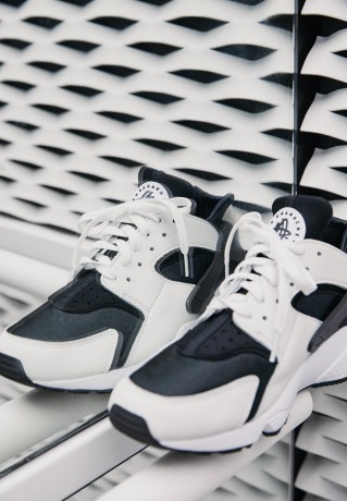 Nike Sportswear AIR HUARACHE UNISEX Sneaker low black/white AIR HUARACHE UNISEX Низкие кроссовки женские черно-белый