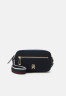 Tommy Hilfiger ICONIC CAMERA BAG Across body bag space blue ICONIC CAMERA BAG Сумка через плечо космический синий