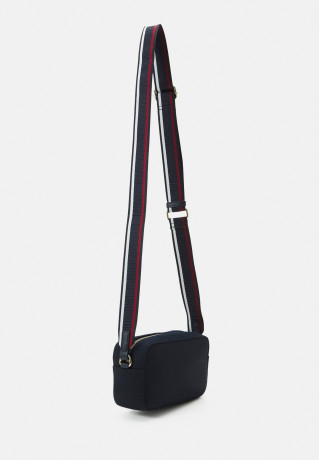Tommy Hilfiger ICONIC CAMERA BAG Across body bag space blue ICONIC CAMERA BAG Сумка через плечо космический синий