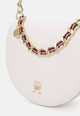 Tommy Hilfiger CHIC SADDLE BAG Across body bag weathered white CHIC SADDLE BAG Сумка через плечо выветрившийся белый