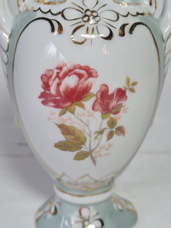 Ваза винтажная Royal Dux Bohemia, бело-светло-бирюзовый фарфор с цветочным декором и позолотой, 14,5 x 8 см, Чехословакия, 1960-70гг.