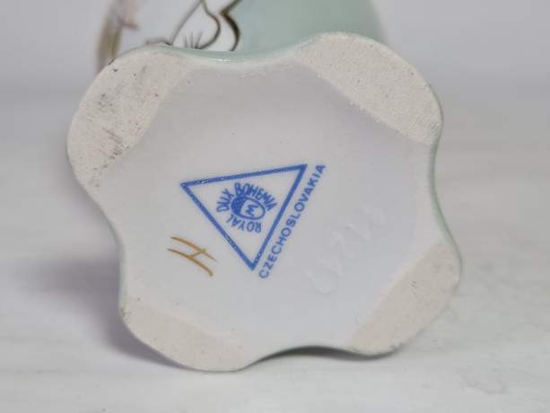 Ваза винтажная Royal Dux Bohemia, бело-светло-бирюзовый фарфор с цветочным декором и позолотой, 14,5 x 8 см, Чехословакия, 1960-70гг.