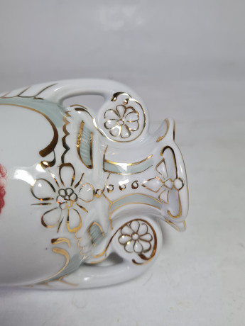 Ваза винтажная Royal Dux Bohemia, бело-светло-бирюзовый фарфор с цветочным декором и позолотой, 14,5 x 8 см, Чехословакия, 1960-70гг.