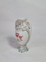 Ваза винтажная Royal Dux Bohemia, бело-светло-бирюзовый фарфор с цветочным декором и позолотой, 14,5 x 8 см, Чехословакия, 1960-70гг.