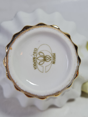 Конфетница винтажная Porfin / Cluj-Napoca, с цветами и объемным бантом, керамика, 10 x 9 см, Германия, 1960-1970гг.