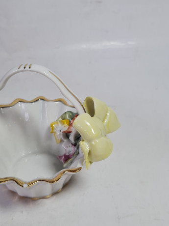 Конфетница винтажная Porfin / Cluj-Napoca, с цветами и объемным бантом, керамика, 10 x 9 см, Германия, 1960-1970гг.