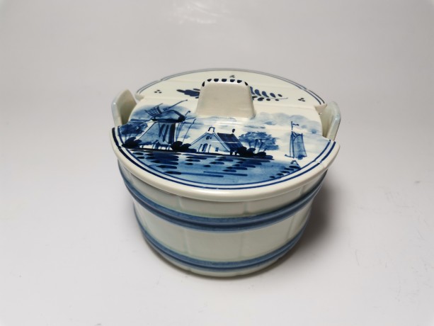 Delft Holland, Делфтский фарфор Сахарница с изображением мельницы на фоне классического голландского пейзажа, 8см х 12см, Голландия 1970-1975гг.
