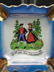 Пепельница винтажная Arzberg Bavaria "Шварцвальд" с изображением гуляющей в лесу пары, фарфор, 11 х 2 см, Германия, 1970-80гг.