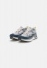 Nike Sportswear W AIR MAX BLISS Sneaker low light iron ore/metallic silver/cool grey/armory navy/wolf grey/lemon wash W AIR MAX BLISS Низкие кроссовки женские светлая железная руда/серебристый металлик/холодный серый/оружейный темно-синий/серый волк/выбел
