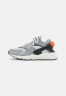Nike Sportswear AIR HUARACHE GEL UNISEX Sneaker low grey fog/team orange/sail/light smoke grey AIR HUARACHE GEL UNISEX Низкие кроссовки женские серый туман/командно-оранжевый/парус/светлый дымчато-серый