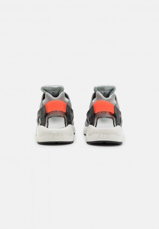 Nike Sportswear AIR HUARACHE GEL UNISEX Sneaker low grey fog/team orange/sail/light smoke grey AIR HUARACHE GEL UNISEX Низкие кроссовки женские серый туман/командно-оранжевый/парус/светлый дымчато-серый