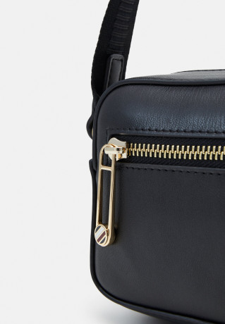 Tommy Hilfiger ICONIC TOMMY CAMERA BAG Across body bag black ICONIC TOMMY CAMERA BAG Сумка через плечо черный