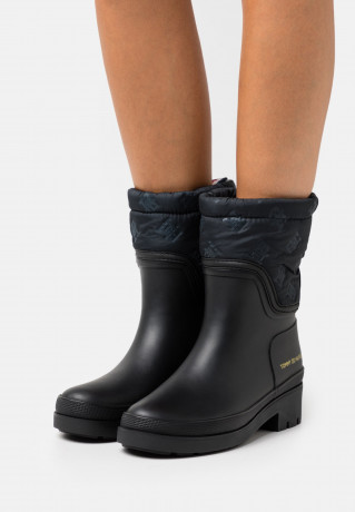 Tommy Hilfiger ANKLE RAINBOOT WITH MONOGRAM Wellies black ДОЖДЕВЫЕ БОТИНКИ С МОНОГРАММОЙ Резиновые сапоги черный