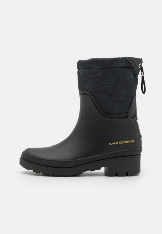 Tommy Hilfiger ANKLE RAINBOOT WITH MONOGRAM Wellies black ДОЖДЕВЫЕ БОТИНКИ С МОНОГРАММОЙ Резиновые сапоги черный