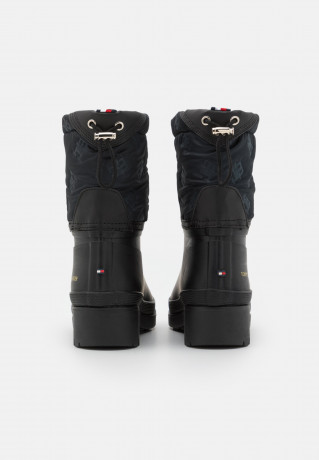 Tommy Hilfiger ANKLE RAINBOOT WITH MONOGRAM Wellies black ДОЖДЕВЫЕ БОТИНКИ С МОНОГРАММОЙ Резиновые сапоги черный