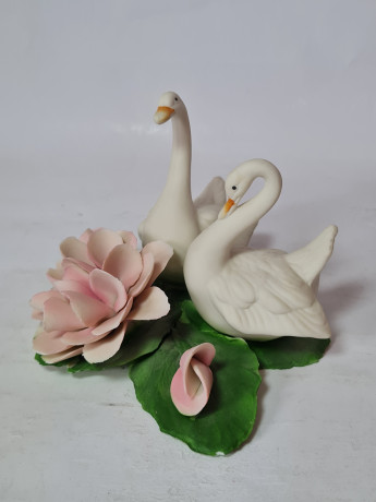 Фигурка винтажная Capodimonte "Два лебедя с цветком", бисквитный фарфор, 17 х 16 см, Италия, 1960-70гг.