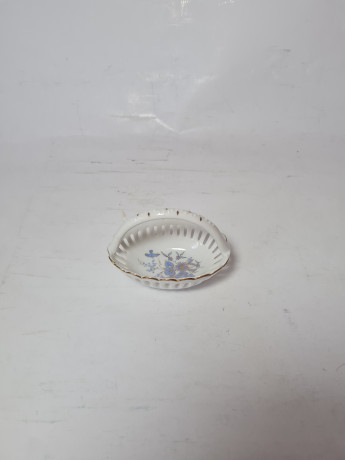 Reutter Белая фарфоровая корзинка с резным узором и сине-золотым цветочным орнаментом, 8,5 x 7 см, Германия, 1970-80гг.