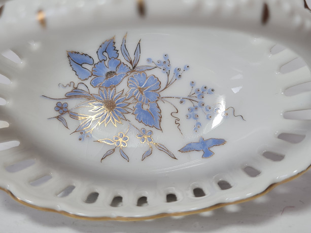 Reutter Белая фарфоровая корзинка с резным узором и сине-золотым цветочным орнаментом, 8,5 x 7 см, Германия, 1970-80гг.