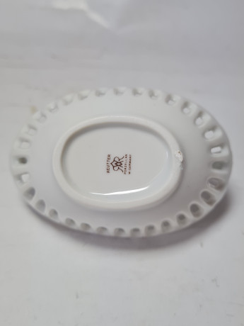 Reutter Белая фарфоровая корзинка с резным узором и сине-золотым цветочным орнаментом, 8,5 x 7 см, Германия, 1970-80гг.