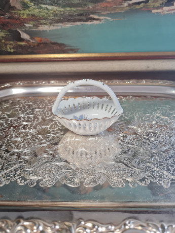 Reutter Белая фарфоровая корзинка с резным узором и сине-золотым цветочным орнаментом, 8,5 x 7 см, Германия, 1970-80гг.