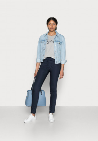 Tommy Hilfiger HERITAGE CREW NECK GRAPHIC TEE Print T-shirt light grey heather ФУТБОЛКА HERITAGE С КРУГЛЫМ ВЫРЕЗОМ С ГРАФИКОЙ Футболка с принтом светло-серый вереск