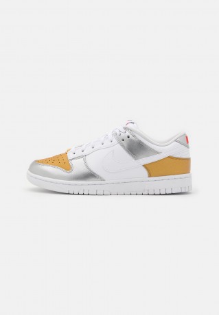Nike Sportswear DUNK SE ARLM 2 Sneaker low gold/white/silver/university red DUNK SE ARLM 2 Низкие кроссовки женские золотой/белый/серебристый/университетский красный