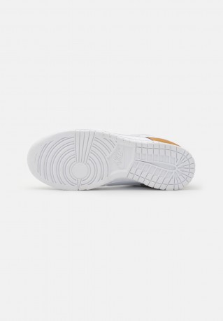 Nike Sportswear DUNK SE ARLM 2 Sneaker low gold/white/silver/university red DUNK SE ARLM 2 Низкие кроссовки женские золотой/белый/серебристый/университетский красный