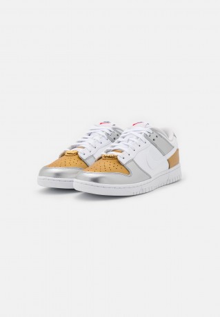 Nike Sportswear DUNK SE ARLM 2 Sneaker low gold/white/silver/university red DUNK SE ARLM 2 Низкие кроссовки женские золотой/белый/серебристый/университетский красный