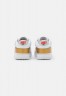 Nike Sportswear DUNK SE ARLM 2 Sneaker low gold/white/silver/university red DUNK SE ARLM 2 Низкие кроссовки женские золотой/белый/серебристый/университетский красный