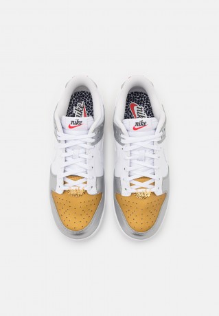 Nike Sportswear DUNK SE ARLM 2 Sneaker low gold/white/silver/university red DUNK SE ARLM 2 Низкие кроссовки женские золотой/белый/серебристый/университетский красный