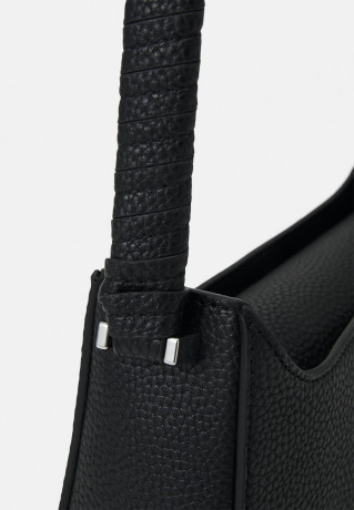 Tommy Hilfiger TH EMBLEM SHOULDER BAG Handbag black СУМКА НА ПЛЕЧО TH EMBLEM Сумка черный