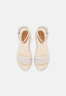 Tommy Hilfiger PLATFORM  Platform sandals sugarcane ПЛАТФОРМА Босоножки на платформе сахарный тростник
