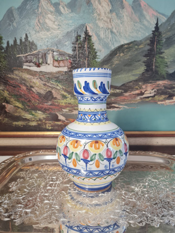 Delft Blue Holland Ваза с разноцветными цветами и синим узором, дельфтский фарфор, ручная роспись, 20 x 11 см, Голландия, 1960-70гг.