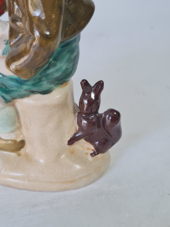 Статуэтка винтажная Sitzendorf "Мальчик на пеньке с бельчонком", фарфор, 13 см, Германия, 1960-70гг.