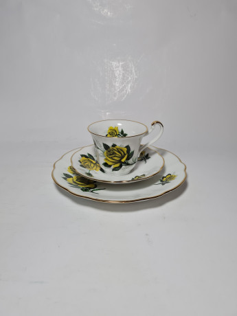 Reihnpfalz Hartporzellan Винтажное чайное трио "Желтые розы с темно-зелеными листьями" с позолоченным ободком, Германия 1960-70гг.