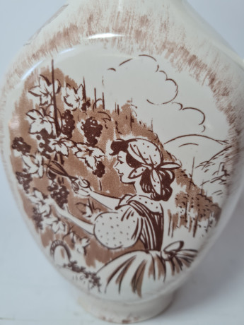 Ulmer Keramik Винтажный керамический кувшин с пробкой для вина в коричнево-белых тонах "Сбор урожая винограда", 21см x 12см, Германия, 1960-70гг.