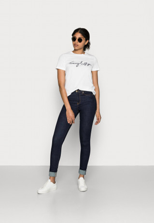 Tommy Hilfiger HERITAGE CREW NECK GRAPHIC TEE Print T-shirt classic white ФУТБОЛКА HERITAGE С КРУГЛЫМ ВЫРЕЗОМ С ГРАФИКОЙ Футболка с принтом классический белый