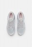 Nike Performance WINFLO 8 PRM Sneaker low grey fog/barely rose/pale coral/metallic pewter/pink oxford/white WINFLO 8 PRM кроссовки женские низкие серо-туманный/бледно-розовый/бледно-коралловый/металлик оловянный/розовый оксфорд/белый