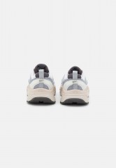 Nike Sportswear AIR MAX BLISS Sneaker low wolf grey/med ash/summit white/orewood brown/pilgrim/metallic silver AIR MAX BLISS Низкие кроссовки женские wolf grey/med ash/summit white/orewood brown/пилигрим/серебристый металлик