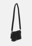 Tommy Hilfiger FLOW FLAP CROSSOVER Across body bag black FLOW FLAP CROSSOVER — Сумка через плечо черный