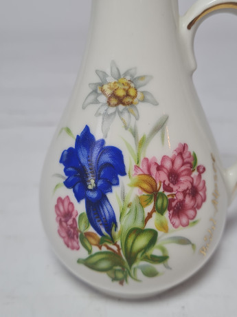 RK Bavaria Белая фарфоровая ваза с ручкой "Разноцветный букет цветов", 13,5 x 6 см, Германия, 1960-70гг.