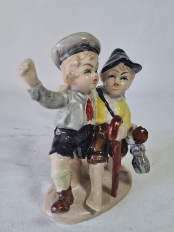 Статуэтка винтажная Sitzendorf "Два мальчика с зонтом", фарфор, 12 см, Германия, 1960-70гг.