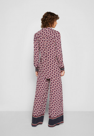 Tommy Hilfiger VIS MONGRAM FLEUR Button-down blouse rouge VIS MONGRAM FLEUR Блузка на пуговицах румяна