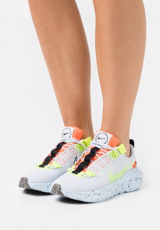 Nike Sportswear CRATER IMPACT Sneaker low football grey/volt/hyper crimson/black/summit white/chambray blue CRATER IMPACT кроссовки женские низкие серый футбол/вольт/гипер малиновый/черный/саммит белый/шамбре синий